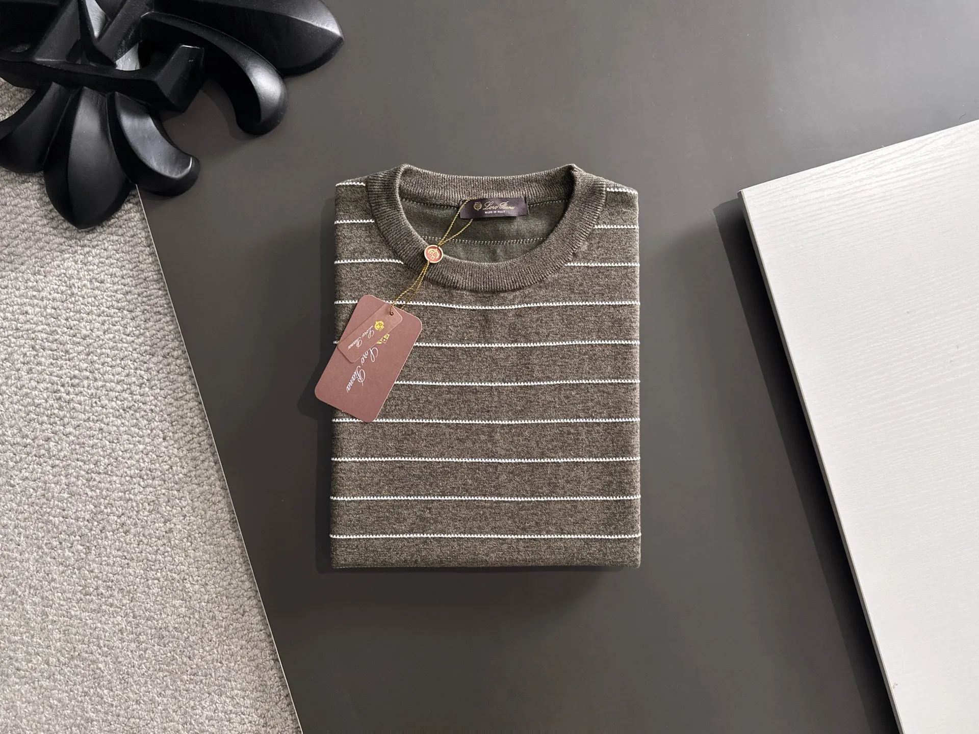 Next day shipment LP high quality Loro Piana 26ss New Arrival men's short-sleeved T-shirt Made of combed cotton yarn knitted cotton fabric, no pressure when entering and exiting the counter Exclusive control of raw materials It feels substantial when weighed, and the upper body is more textured than ordinary T-shirts. This texture can cope with the weather easily and is suitable for both hot and cold! Loose fit design, looks noble. The only correct version is available Size: M to XXX